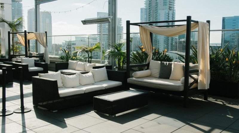 Rooftop dan Balkon, Apa Sih Beda Fungsi & Pemanfaatannya?